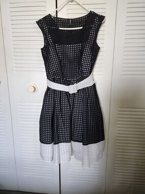 Leslie Fay Black and White Checked Overlay  Dress with White Belt Slze 6